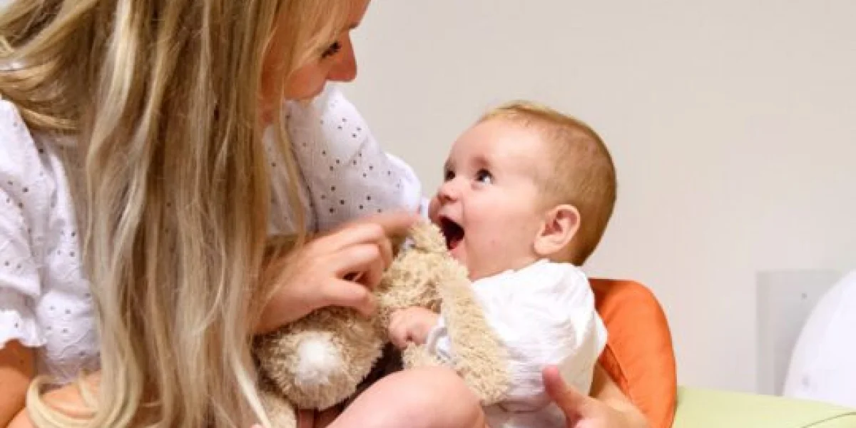 Kinderdagverblijf, baby op schoot