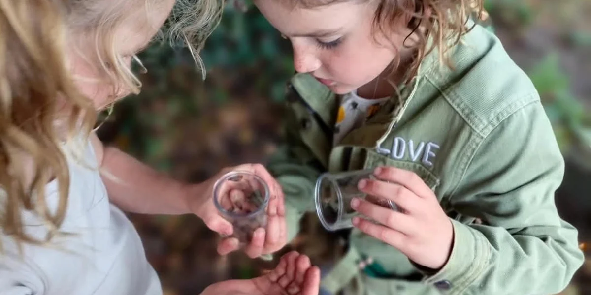 kinderen ontdekken samen schatten uit de natuur