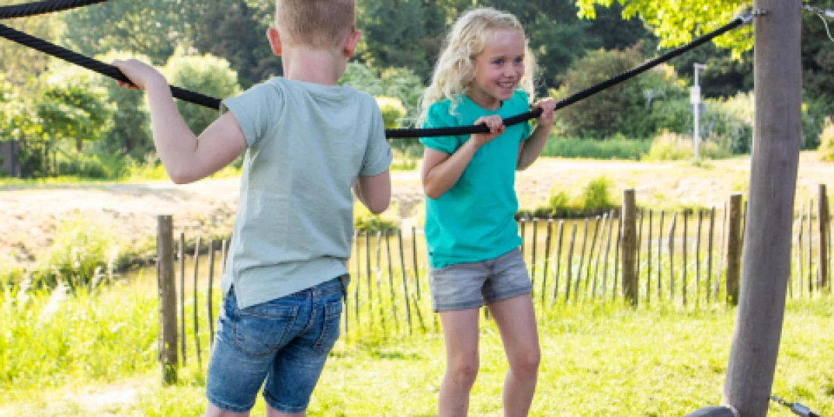 Twee kinderen spelen buiten