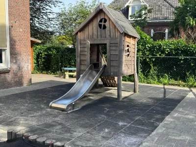 Kinderopvang Harderwijk Prins & Prinsessen Glijbaan op Speelplaats