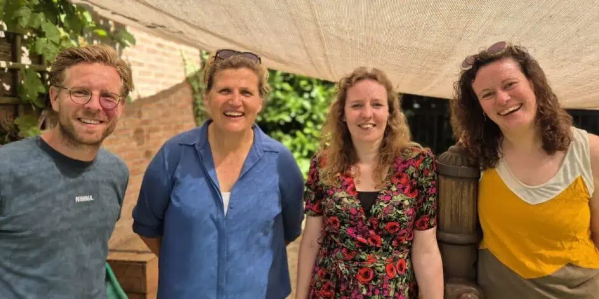 Familie en personeel bij kinderdagverblijf Poespas in een gezellige tuinsetting.