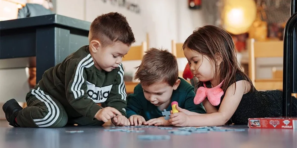 Kinderen puzzelen samen op PSL de Bibelebonseberg
