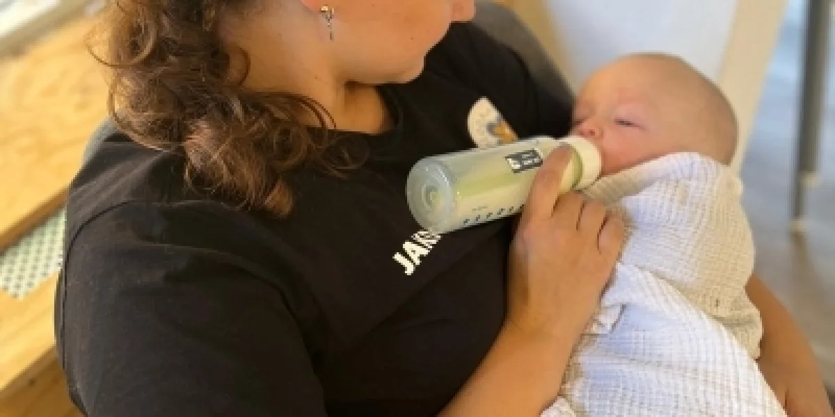 Help, mijn baby wil ineens elk uur drinken! Wat er gebeurt met borstvoeding tijdens warme dagen?