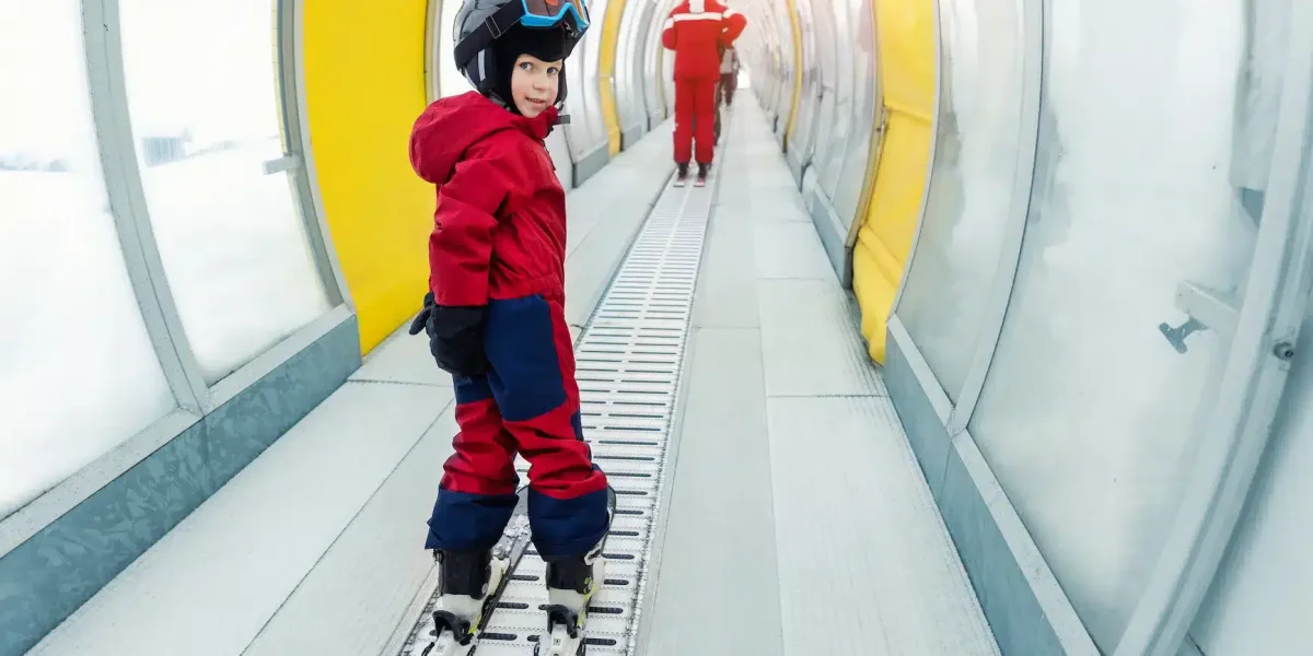 Kind leert skiën tijdens BSO Plus vakantieactiviteit bij SnowWorld Amsterdam