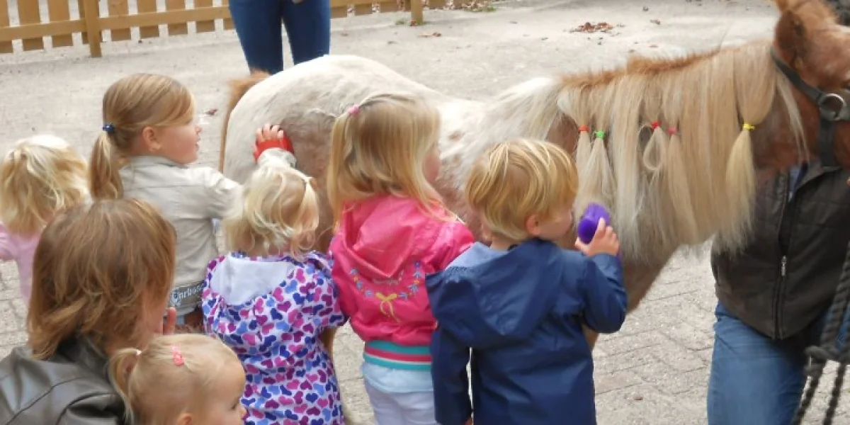 Snowy op bezoek Kinderdagverblijf Het Boerderijtje Wijk en Aalburg