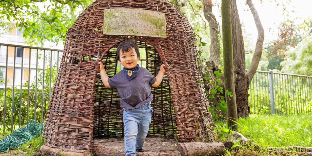 Kindercampus King - Jongetje in hutje