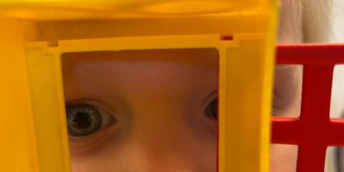 baby kijkt door blokje