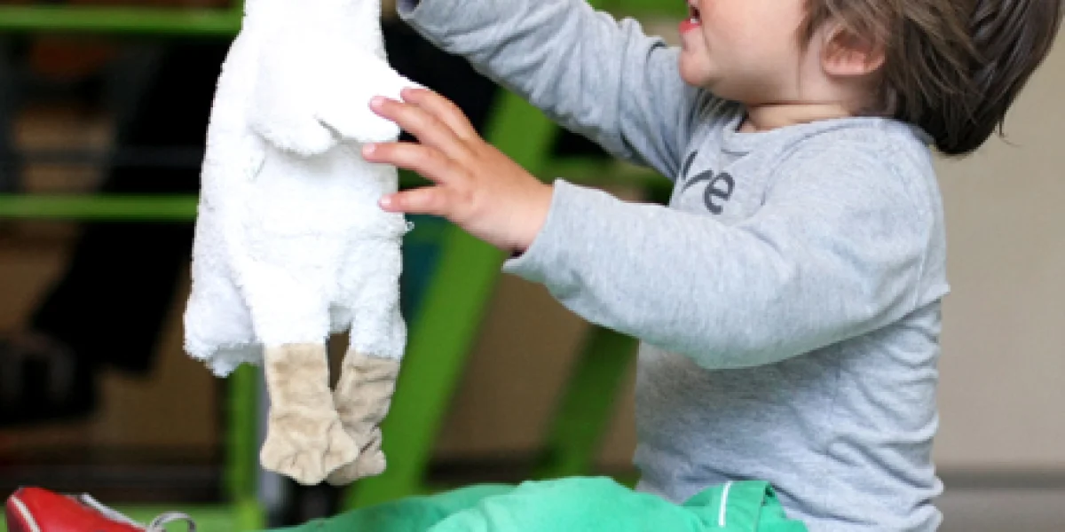 Kind met knuffel eend