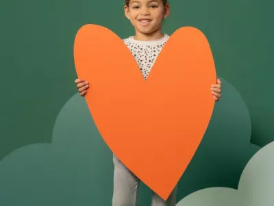 Meisje met hart in haar handen