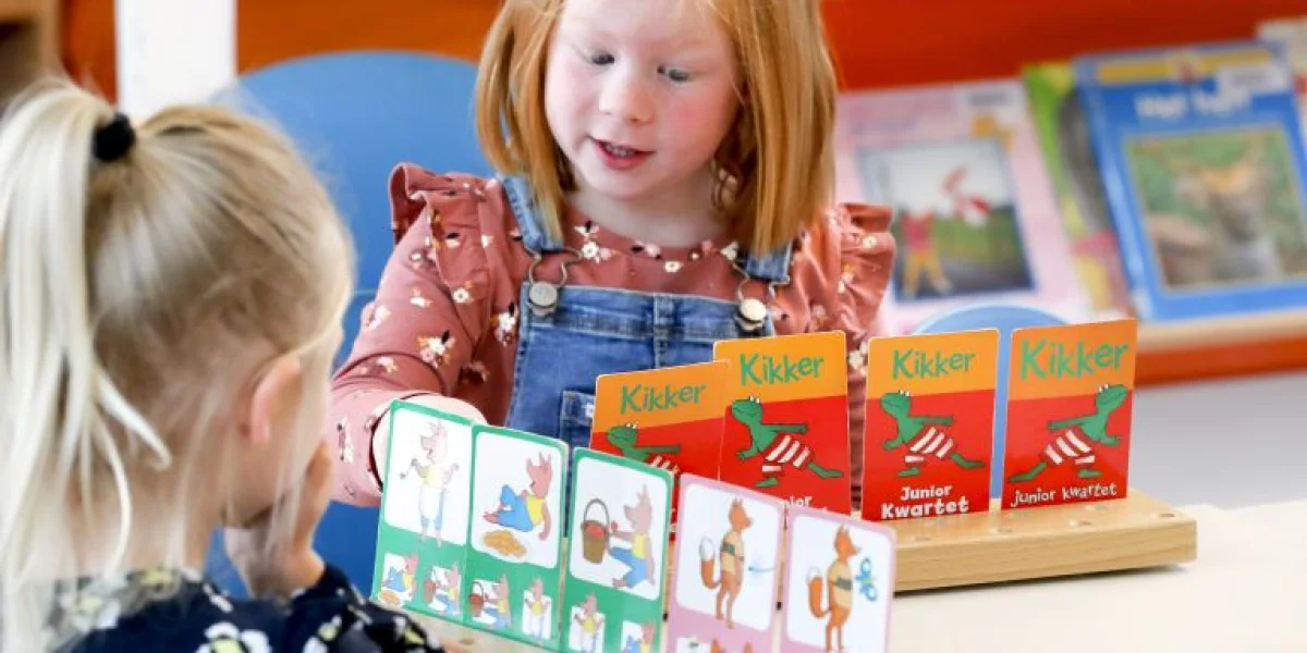 Meisjes op school spelletje aan het doen
