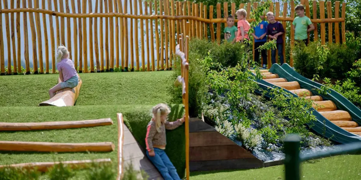 Kinderen spelen buiten op een speelplaats